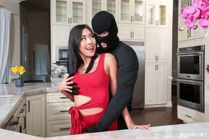 Threesome, hai con đĩ mặc quần yếm gợi cảm và quan hệ tình dục cạnh nhau
