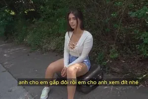 Bố thường xuyên đi làm ăn, cậu con trai ở nhà an ủi má kế cô đơn