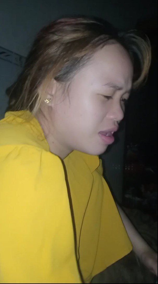 Ba bà nội trợ quan hệ với cô hầu bàn trẻ tại bữa tiệc 4P